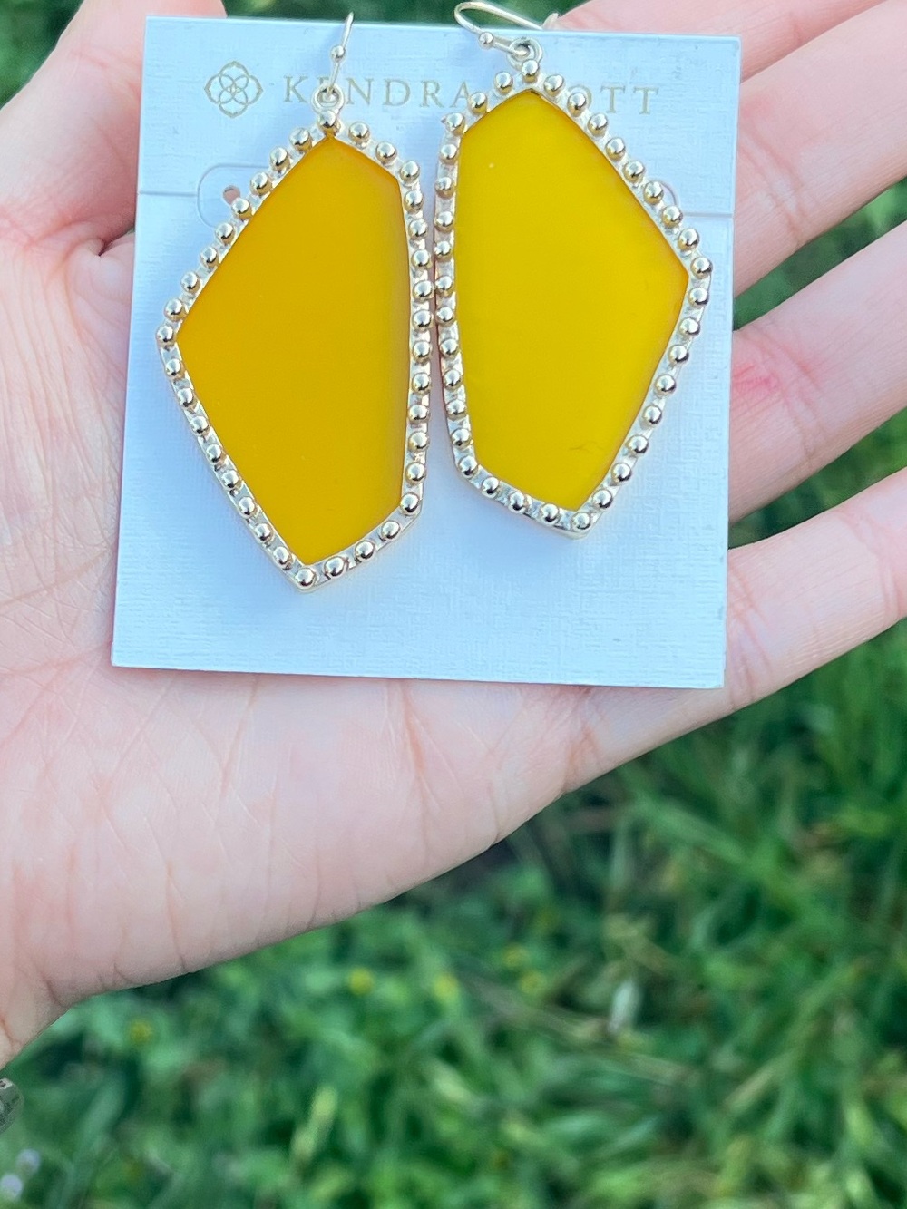 Rare kendra Scott mustard buttons